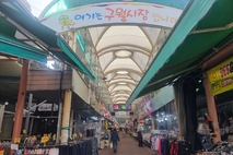 다채로운 먹거리와 깨끗한 시설로 고객들을 반기는 인천 남동구 구월시장